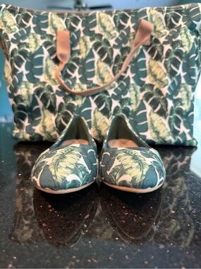 Beautiful Kelly & Katie Tropical Leaf Tote and Flats - Teal and Green
